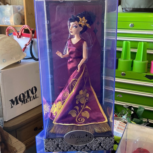 Disney Mother Gothel - Picture 1 of 3